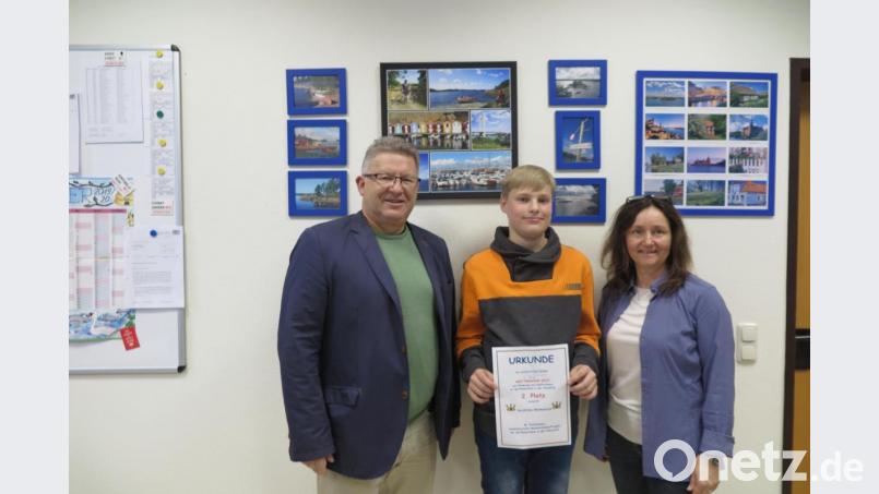 Realschuldirektor German Helgert (links) und Fachbetreuerin Katrin Schmidt (rechts) gratulierten Jörg Kausler, zum zweiten Platz beim Wettbewerb 2019 zur Förderung des Kopfrechnens an den Realschulen in der Oberpfalz. Bild: jzk