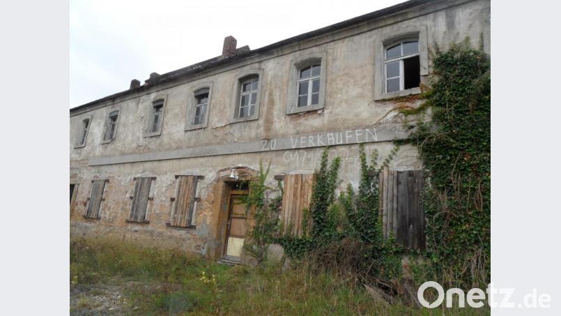 Verkaufen oder gleich abreißen? Die Tage des 1873 oder 1888 erbauten Langhauses sind wohl gezählt. Es ist nur noch ein Schandfleck im Ortsbild, so die Kritik. Bild: jml