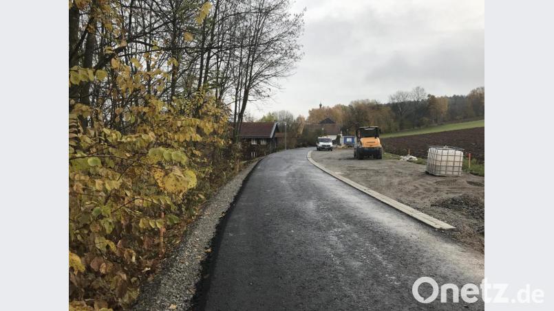 Die lange marode Straße zum evangelischen Gemeindehaus kann erstmals wieder normal befahren werden. Bild: eig