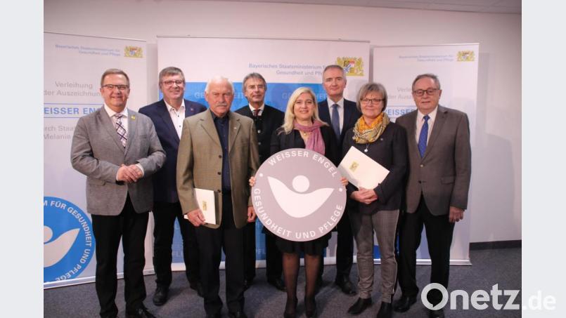 Bei der Verleihung des &quot;Weißen Engel&quot; im Landesamt für Pflege hat Gesundheitsministerin, Melanie Huml (Mitte), die Auszeichnung für außergewöhnliche Verdienste auch an zwei Landkreisbewohner vergeben: Rosa Niebler aus Rieden (Zweite von rechts) und Karl Manglberger aus Schmidmühlen (Dritter von links). Gemeinsam mit ihnen freuten sich (v.l.n.r.) Ambergs Bürgermeister Martin Preuß, Schmidmühlens Bürgermeister Peter Braun, Regierungspräsident Axel Bartelt, MdL Harald Schwartz und stellvertretender Landrat des Landkreises Amberg-Sulzbach Hans Kummert. Bild: kmo