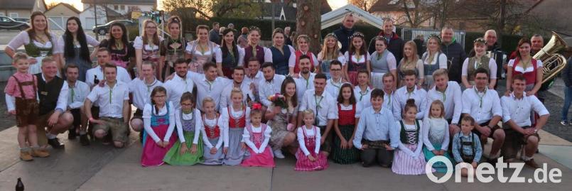 Die 19 Erwachsenen- und sieben Kinderkirwapaare, aber auch die Musiker vom 's Vilsblech können nach dem Austanzen aufatmen: Ihr Auftritt ist bestens gelungen. Bild: rab