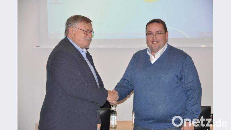 Bürgermeister Manfred Porsch (links) verpflichtet Heiko Adelhardt in sein Amt als Ortssprecher der Altgemeinde Plössen. Bild: ak