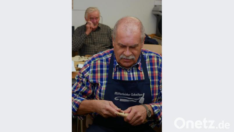 Manfred Dietz schnitzt eine Krippenmaus. Bild: tr
