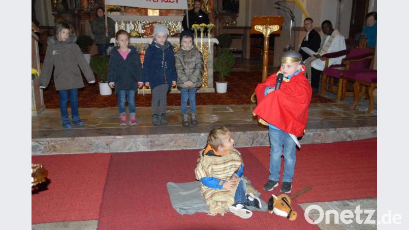 Die Mädchen und Jungen der Kindertagesstätte Regenbogen führten nicht nur das Martinsspiel auf, sondern trugen auch Gedichte und Lieder vor, die Kindergartenleiterin Tanja Ruckdäschel und ihr Team mit ihnen einstudiert hatten. Bild: gbj