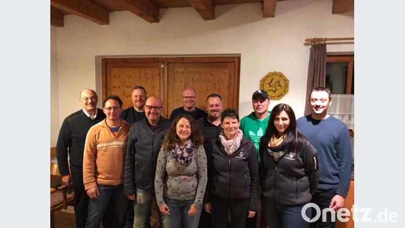 Die Krickelsdorfer KLB-Mitglieder wählen einen neuen Vorstand (von links): Josef Wittmann, KLB-Kreisvorsitzender Helmut Wedel, Roland Siegler, Vorsitzender Josef Neuberger, Vorsitzende Claudia Wiesmeth, Bernhard Wiesmeth, Christian Kellner, Martina Neuberger, Günter Ries, Heidi Ries und Wolfgang Siegler. Bild: u