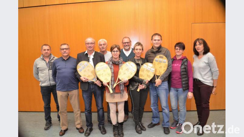 Die Tennisabteilung ehrte Vereinsmeister und treue Mitglieder und wählte eine neue Abteilungsleitung, deren Chef Werner Härtl (Dritter von links) bleibt. Bild: fz