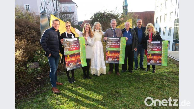 Werben für den Schwandorfer Weihnachtsmarkt 2019 (von links): Veranstalter Gerhard Engel, Vera Dehling vom Kulturamt, Sandra Grabinger von der Wirtschaftsförderung, Christkind Elisabeth Weingärtner, OB Andreas Feller, die Veranstalter Hans Jäger und Georg Duschinger sowie Christiana Roidl-Burggraf vom Wirtschaftsforum. Bild: Hirsch