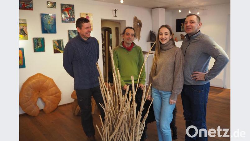 Auf Hochglanz poliert, rustikal oder als Schmuckstück präsentieren sich die Kunstwerke von (von links) Michael Dietlinger, Vasilij Plotnikov, Nastja Swerdlova und Sergej Tokmakov sowie Klara Ratajczak (nicht im Bild) in der Galerie VKUS in Schwarzhofen. Bild: bl