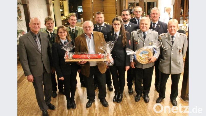 Jubilar Ingo Illers (Fünfter von links) mit Bürgermeister Walter Schauer (links) und den Abordnungen des Schützenvereins Prackendorf, der Reservistenkameradschaften und der Feuerwehr Kulz, die zum Geburtstag gratulierten. Bild: dl