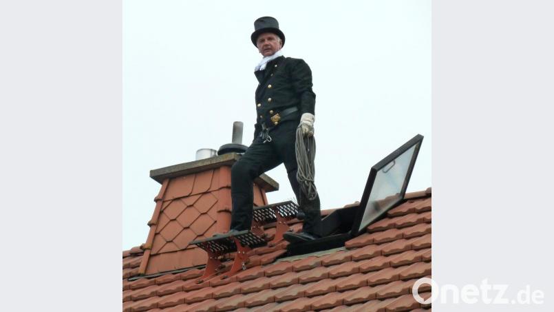 Das Kehren ist für Bezirksschornsteinfegermeister Karl Winklmann aber nur ein kleiner Teil des Arbeitsspektrums. Bild: Portner