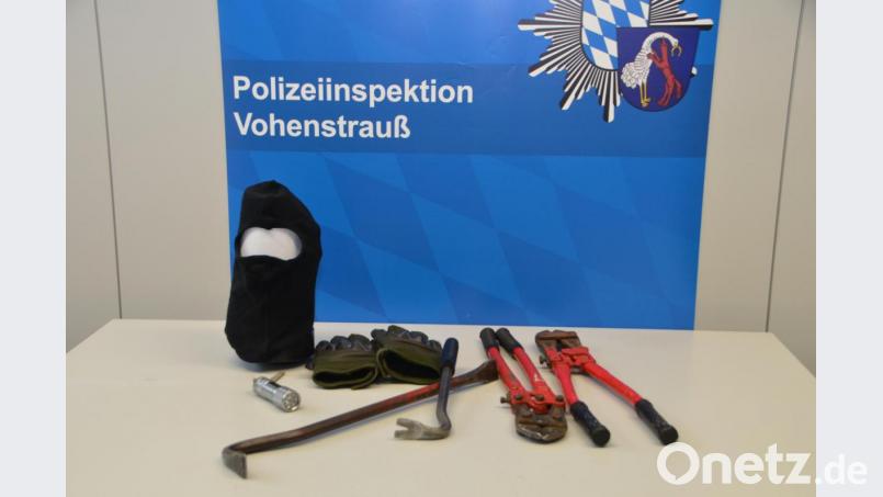 Die beiden Einbrecher, die in den vergangenen Wochen in Sport- und Vereinsheime oder andere Objekte einstiegen, hinterlassen deutlich größere Einbruchschäden, als sie Beute fanden. Sie gingen, laut Polizei, mit brachialer Gewalt vor. Sie hatten es nur auf Bargeld abgesehen. Bild: dob