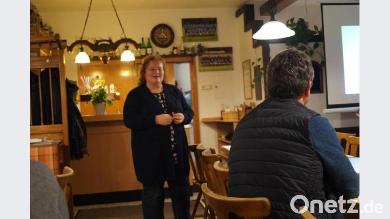 Kreisfachberaterin Heidi Schmid informierte über die Arbeit des Kreisverbands und zeigte Bilder vom &quot;Tag der offenen Gartentür&quot; in den vergangenen fünf Jahren. Bild: sgs