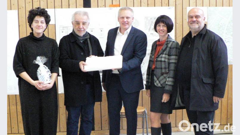 &quot;Der Kristall&quot; von Reinhard Bauer Architekten aus München hat das Rennen gemacht. Architektin Inga Mannewitz (von links), Reinhard Bauer, Bürgermeister Jürgen Kürzinger, Schulleiterin Andrea Wolfram und Peter Brückner, Vorsitzender des Preisgremiums, präsentieren bei der Ausstellungseröffnung am Freitag das Modell. Bild: lep