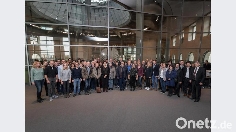 Im Bundestag stellte sich die Besuchergruppe zum Erinnerungsfoto mit dem Abgeordneten Karl Holmeier auf. Bild: exb/Daniel Rudolph