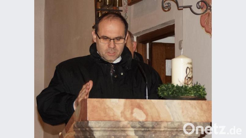 In seiner gewohnt heiteren Art gratulierte Pfarrer Heinrich dem Chor und erzählte ein wenig über die Anfänge. Als Dank des Chores erhielt er eine in Handarbeit verzierte Kerze. Abschließend sprach er den Segen. Bild: weu