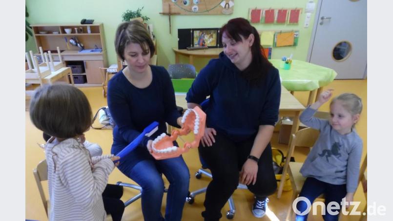 Dr. Katrin Regler (Zweite von links) zeigte den richtigen Umgang mit der Zahnbürste. Bild: mez