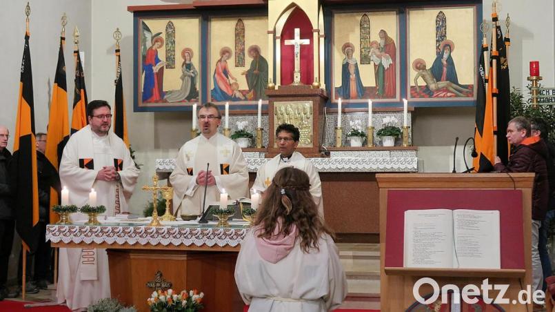 Mit einem feierlichen Gottesdienst eröffneten (von links) Pfarrer Matthias Fischer, Bezirkspräses Pfarrer Martin Besold aus Erbendorf und Ortspräses Pfarrer Joseph die Versammlung des Kolping-Bezirksverbandes Tirschenreuth in Friedenfels. Mit dabei acht Fahnenabordnungen aus den Ortsverbänden. Bild: bsc