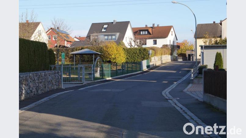 Der Abschnitt der Blütenstraße zwischen Rosenweg und Einmündung Ginsterweg könnte wegen des angrenzenden Kinderspielplatzes (links) alternativ als &quot;verkehrsberuhigter Bereich&quot; ausgebaut werden, lautete ein Vorschlag. Bild: du