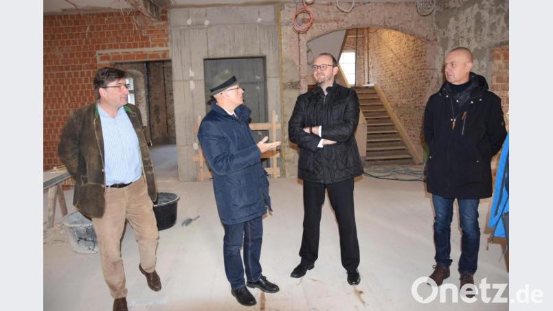 Das frühere Landratsamt in Eschenbach ist aktuell eine der größten und aufwändigsten Baustellen des Landkreises. Landrat Andreas Meier (Mitte) lässt sich von Architekt Karlheinz Beer, Kreisbaumeister Werner Kraus sowie von Simon Herbert und Heribert Eckl vom Bauunterhalt des Landratsamtes den Baufortschritt zeigen. Bild: exb