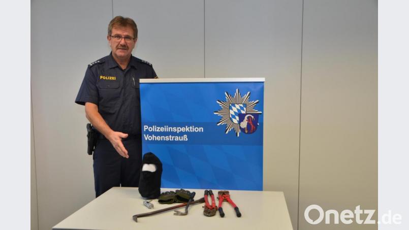 Der Vohenstraußer Dienststellenleiter, Erster Polizeihauptkommissar Martin Zehent, kann die Tatwerkzeuge der beiden Einbrecher präsentieren, die am Donnerstagmorgen gefasst wurden, nachdem sie wieder von einer Tour zurückkehrten. Bild: dob