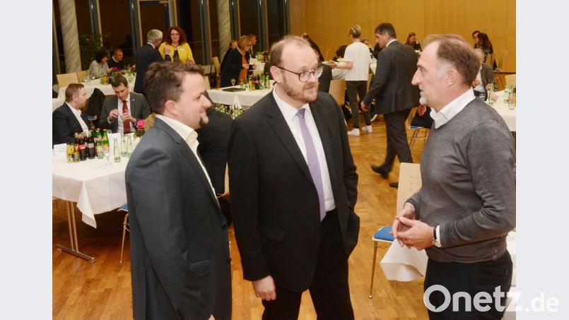 Landrat Andreas Meier (Mitte) im Gespräch mit Ulrich Dewald (links) und Zukunftsforscher Ronald Zehmeister. Bild: Gabi Schönberger