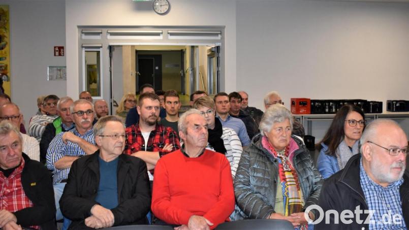 Die Bürgerversammlung lockt zahlreiche Besucher in die Aula der Grafenwöhrer Grund- und Mittelschule. Bild: rgr
