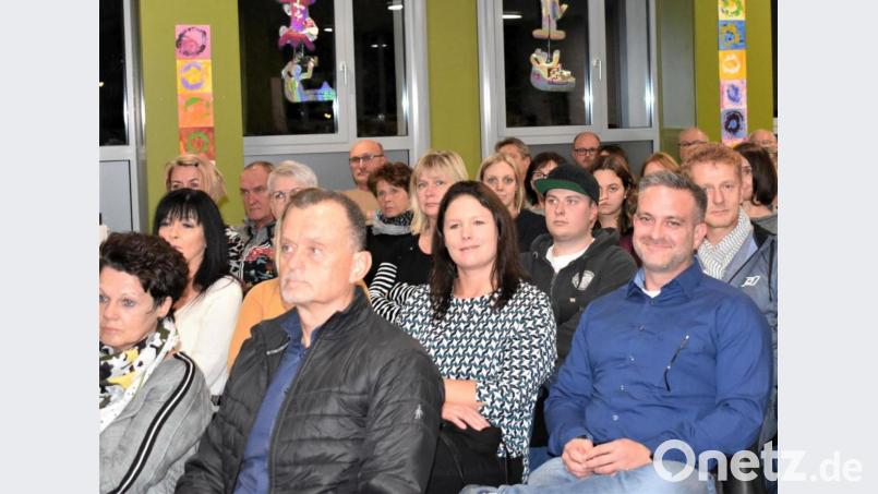 Die Bürgerversammlung lockt zahlreiche Besucher in die Aula der Grafenwöhrer Grund- und Mittelschule. Bild: rgr