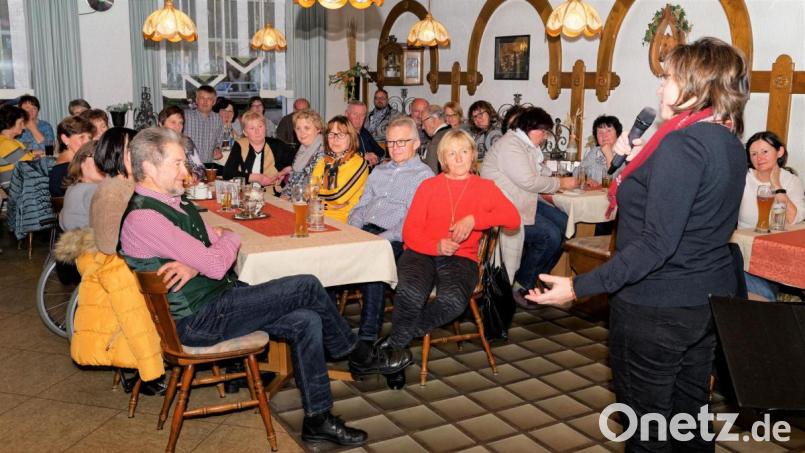 Brigitte Treger (rechts stehend) im Cafe Enslein beim Fanclubtreffen. Vorne sitzend Altbürgermeister Johann Walbrunn (links) und Kreisrat Max Müllhofer (rechts). Bild: tu Bild: tu