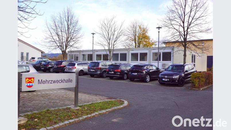 Zumindest einmal für zwei Jahre müssen sich die Immenreuther an die Baucontainer auf dem Parkplatz vor der Mehrzweckhalle gewöhnen. Die Hälfte des Parkplatzes beanspruchen die Container. Bild: bkr