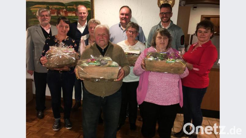 Urkunde und Präsent erhalten beim Trägertreffen (vorne von links) Monika Graf, Marianne Breitschaft, Georg Herrmann, Dagmar Lula, Eva Schmid und Margareta Butz. Mit ihm Bild (hinten von links), Betriebsratsvorsitzender Günther Klein, Bürgermeister Konrad Kiener, Gerhard Wölfel, Gebietsleiter und Vertreter von Tobias Kühner sowie der zuständige Gebietsleiter Tobias Kühner. Bild: ihl