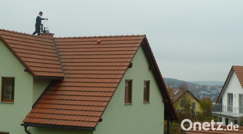 Ein gefährlicher Job: Der Kaminkehrer kraxelt ohne Gerüst auf den Dächern über der Eisenbarth-Stadt. Bild: Portner