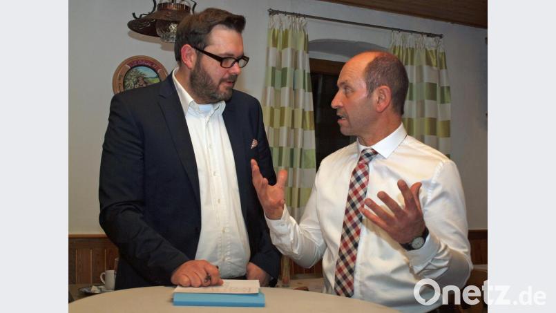 In einem Rollenspiel mit stellvertretendem Ortsvorsitzenden Bastian Bartmann (links) legte Bürgermeisterkandidat Hans Ram seine Vorstellungen dar. Bild: sön