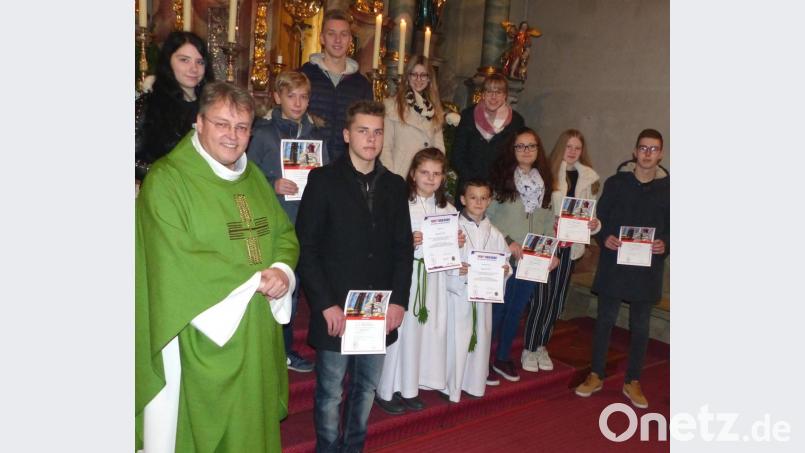 Pater Adrian begrüßt Sophia Zaus und Maximilian Schmid (vorne, Dritte und Vierter von links) als neue Ministranten. Aus der Schar der Altardiener verabschiedet wurden Aaron Harant (vorne, Zweiter von links), Leonhard Bauer Jana Kausler und Kathrin Geigenmüller (Erster bis Dritte von rechts) sowie (hinten, von links) Anna Pittner und David Melchner. Ihnen dankten auch die Oberministranten Philipp Bauer, Melanie Thaller und Lea Fehlner. Bild: lgc