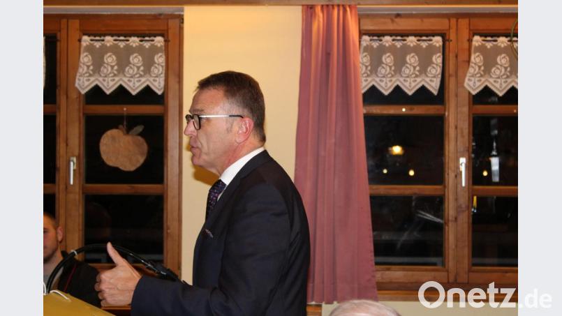 Bürgermeister Franz Stahl bei seinem Grußwort. Bild: hä