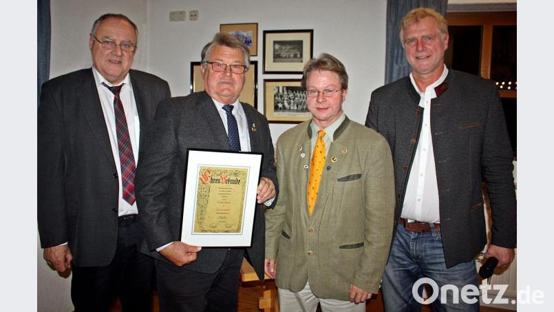 Neuer Ehrenvorsitzender ist Günther Magerl (Zweiter von links). Ihm gratulieren (von links) Bürgermeister Lothar Höher, Norbert Uschald und Vorsitzender Heinrich Vierling. Bild: R. Kreuzer