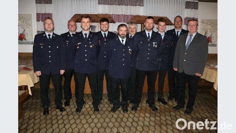 Die geehrten Katastrophenschutzhelfer, Beförderten und Jubilare mit den Führungsleuten der FFW Königstein. Bild: gru