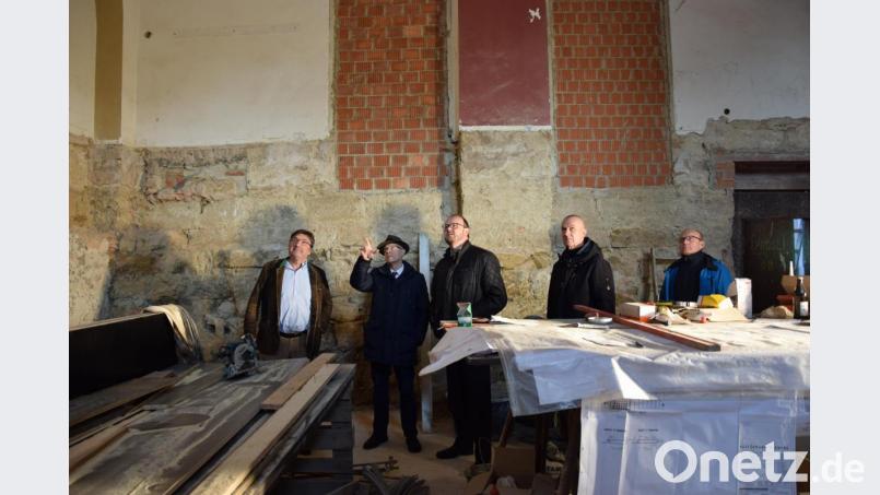 Das frühere Landratsamt in Eschenbach ist aktuell eine der größten und aufwändigsten Baustellen des Landkreises. Landrat Andreas Meier (Mitte) lässt sich von Architekt Karlheinz Beer, Kreisbaumeister Werner Kraus sowie von Simon Herbert und Heribert Eckl vom Bauunterhalt des Landratsamtes den Baufortschritt zeigen. Bild: exb