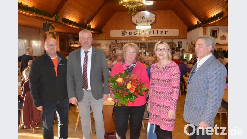 Ein erfolgreicher Senioren-Aktivnachmittag mit Harald Hammer, Peter Hofmann, Geburtstagskind Erika Straub, Stadträtin Hildegard Ziegler und Seniorenkreisleiter Helmut Fastner. Bild: Kunz