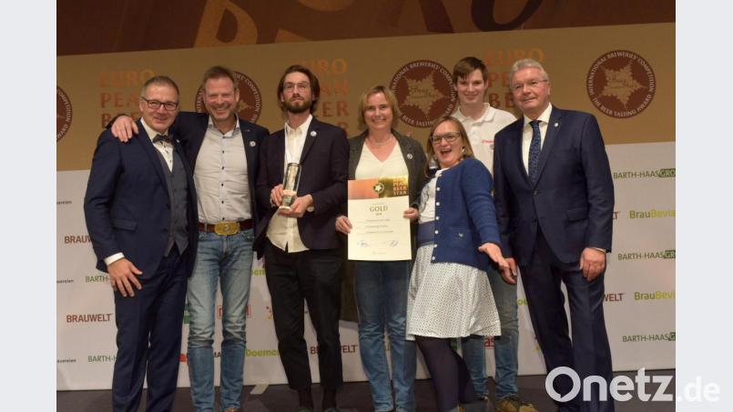 Über Gold für ihr Festbier freuen sich Alwin und Barbara Märkl (Zweiter von links und Vierte von rechts) mit Sohn Max (Zweiter von rechts), Braumeister Michael Pfeiffer (Dritter von links) und Brauerin Maria Aschenbach (Dritte von rechts). Die Präsidenten des Landesverbands, Georg Rittmayer (links), und des Bundesverbands, Detlef Projahn (rechts), beglückwünschen die Freudenberger. Bild: Bischof &amp; Broel