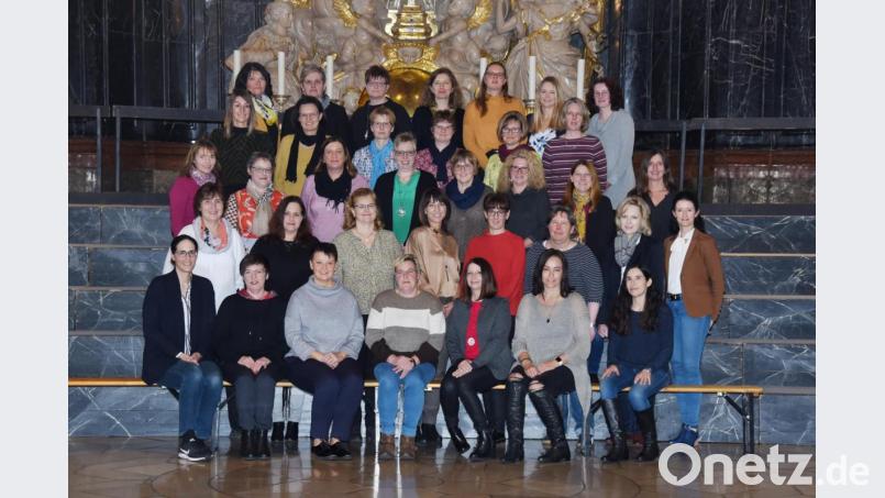 Die einstigen Realschülerinnen des Jahrgangs 1972/73 in der Basilika. Bild: Geli&#039;s Fotostudio
