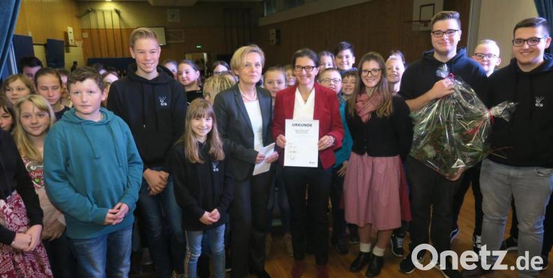 Ministerialbeauftragte Mathilde Eichhammer überreichte Direktorin Diana Schmidberger (Mitte) im Beisein der Schüler eine Urkunde für außergewöhnliche außerschulische Aktivitäten. Bild: Hirsch