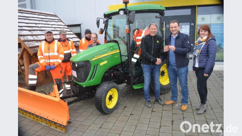 Klaus Ermer übergibt an Bürgermeister Anton Kappl und die Kämmerin Sabrina Schaffner (vorne, von links) den Schlüssel. Bild: fz