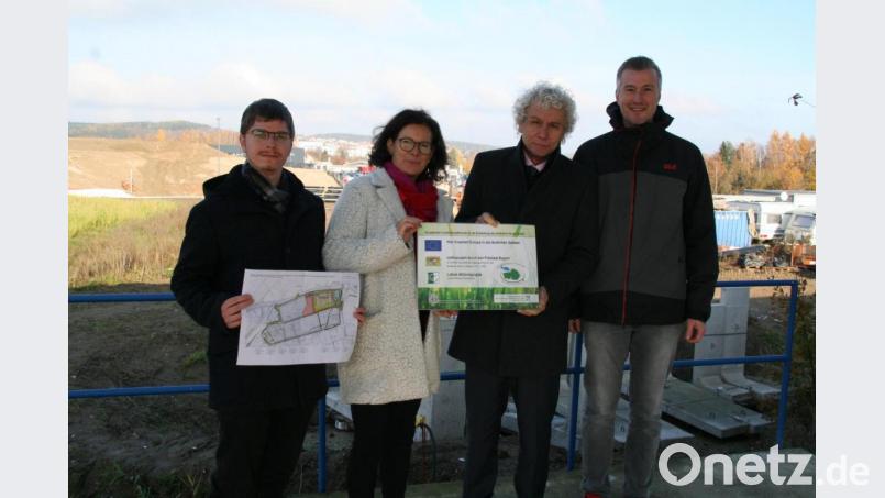 Geschäftsleiter Christoph Haberkorn, Bürgermeisterin Friederike Sonnemann, Landrat Wolfgang Lippert und Florian Preisinger vom Initiaktivkreis Tirschenreuth freuen sich auf die Umsetzung des Bike-Parks im kommenden Jahr mit der Leader-Förderung in Höhe von 75.600 Euro. Bild: fpoz