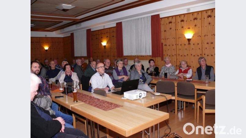 Siegfried Steinkohl (Mitte, am Computer) zeigte im Jugendheim 350 Fotos. Bild: kgg