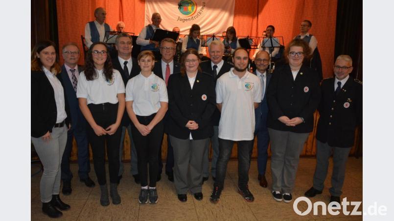Langjährige Mitglieder des Jugendrotkreuzes wurden für ihre Treue zum BRK ausgezeichnet. Im Bild die Geehrten mit Natalie Wölfl, Leiterin des Jugendrotkreuzes auf Kreisebene, und Bürgermeister Max Bindl (von links), BRK-Kreisvorsitzendem Franz Stahl (Sechster von links) und Landrat-Stellvertreter Alfred Scheidler (Dritter von rechts). Bild: jr