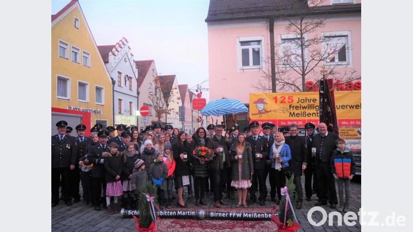 Bürgermeister Martin Birner sagte der Feuerwehr Meißenberg zu, die Schirmherrschaft für das Fest zu übernehmen. Bild: Rückerl, Lena