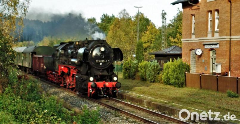 Im Kohlberger Ortsteil Röthenbach verbindet sich viel Geschichte mit modernen Siedlungsgebäuden, in denen engagierte und zugleich heimatverbundene Menschen leben. Die Dampflokomotive am Bahnhof bot vor einigen Wochen ein gutes Fotomotiv. Bild: jml