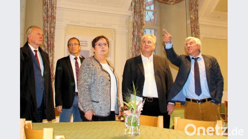 Im Speiseraum des Klosters Michelfeld unterhielten sich die Bundestagsabgeordneten Alois Karl (r.) und Patricia Lips (3.v.r.) mit Dr. Otto Hieber, Gerhard Reile und Peter Miltenberger (v.l.) im Oktober letzten Jahres über die bedeutsamen Deckenfresken, die u.a. beim Umbau erhalten werden sollen. Bild: Harald Frank
