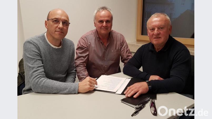 Ewald Meier, Josef Piehler und Josef Mutzbauer werben dafür, dass der Rathauschef seiner Arbeit künftig hauptamtlich nachgehen darf. Ihre Sichtweise stellten sie bei einem Gespräch in der Redaktion Nabburg dar. Bild: Christopher Dotzler