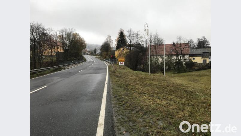 Die Brücke gleich nach dem Ortsschild ist eines der beiden Nadelöhre, die den Radweg bis zur Abzweigung Waldkirch deutlich teurer als vergleichbare Projekte machen. Bild: eig